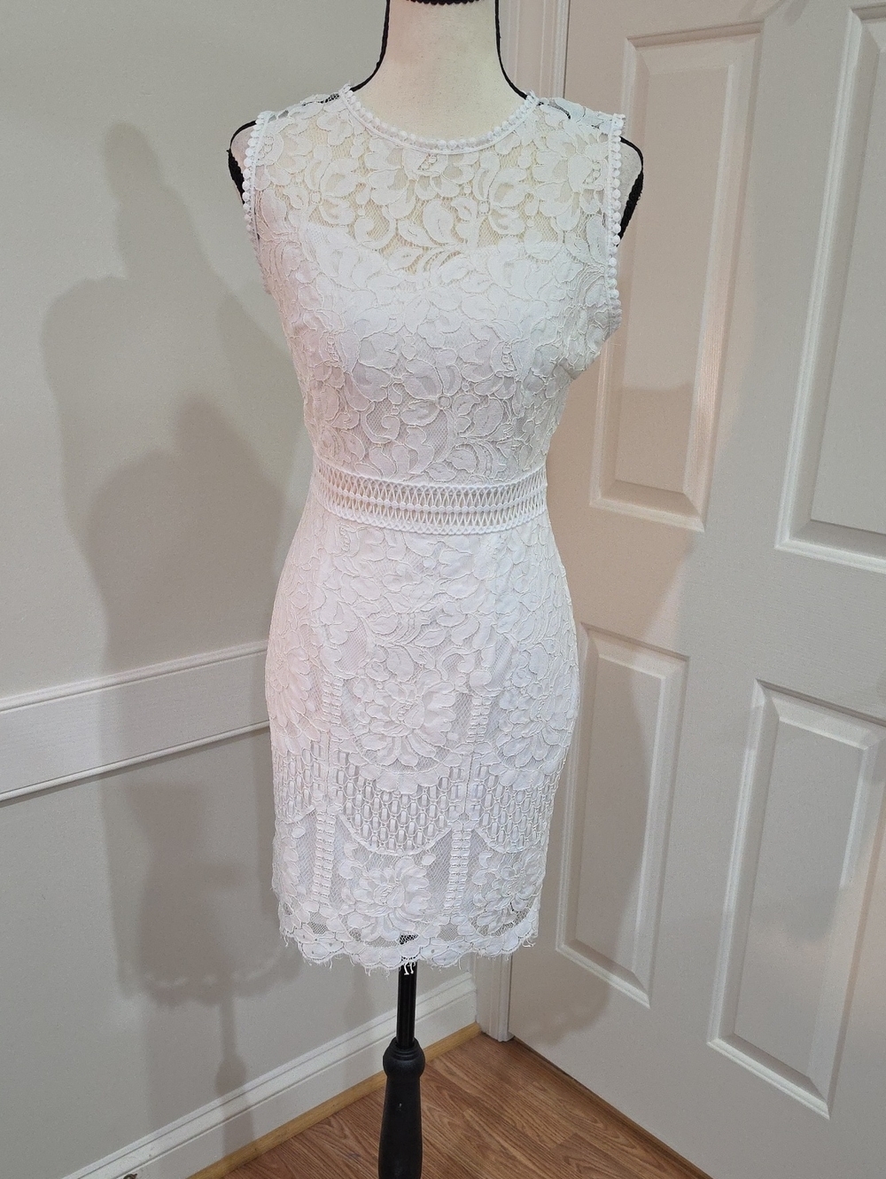 MSLG Elegant White Crochet Lace Sleeveless Sheath Dress - Size S